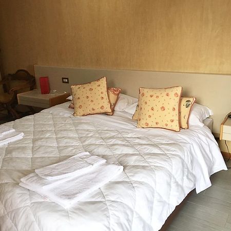 Hotel Socrate Lavena Ponte Tresa Dış mekan fotoğraf