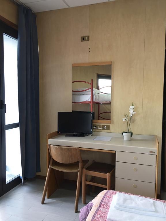 Hotel Socrate Lavena Ponte Tresa Dış mekan fotoğraf