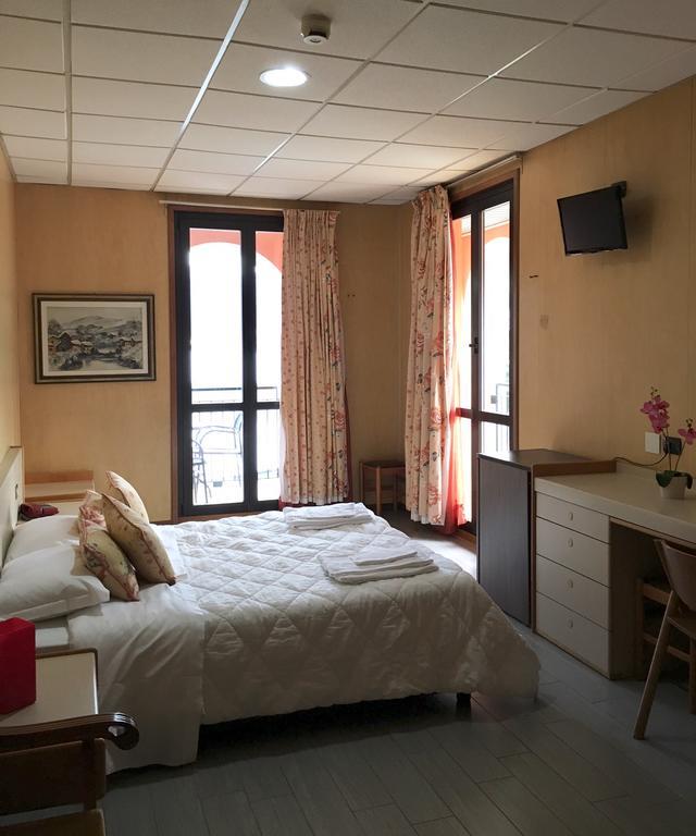 Hotel Socrate Lavena Ponte Tresa Dış mekan fotoğraf