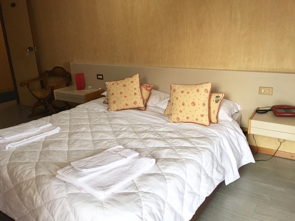 Hotel Socrate Lavena Ponte Tresa Dış mekan fotoğraf