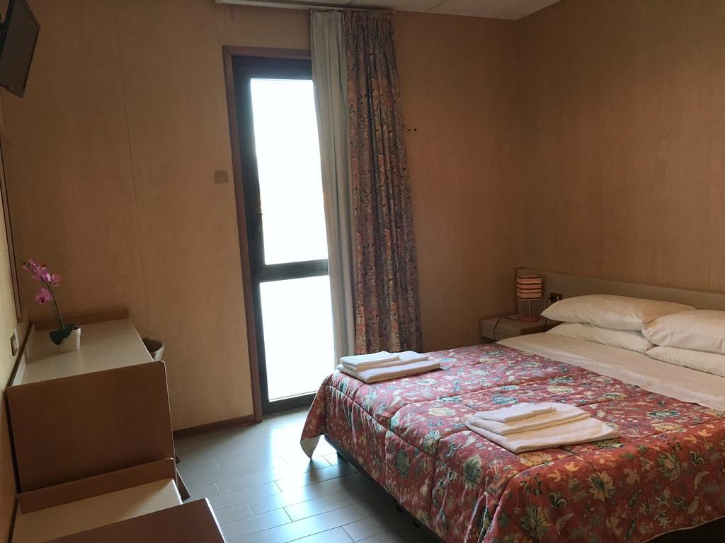 Hotel Socrate Lavena Ponte Tresa Dış mekan fotoğraf