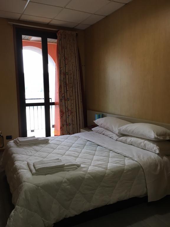 Hotel Socrate Lavena Ponte Tresa Dış mekan fotoğraf
